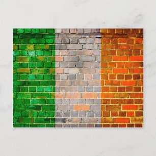 Carte Postale Drapeau irlandais sur un mur de briques