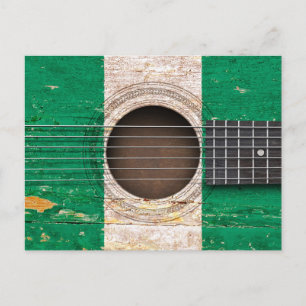 Carte Postale Drapeau nigérian sur la vieille guitare acoustique