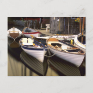 Carte Postale Du brouillard entoure quatre bateaux amarrés.