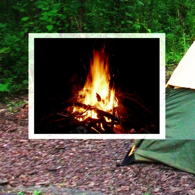 Carte postale d'un feu de camp brûlant la nuit (Créateur téléchargé)