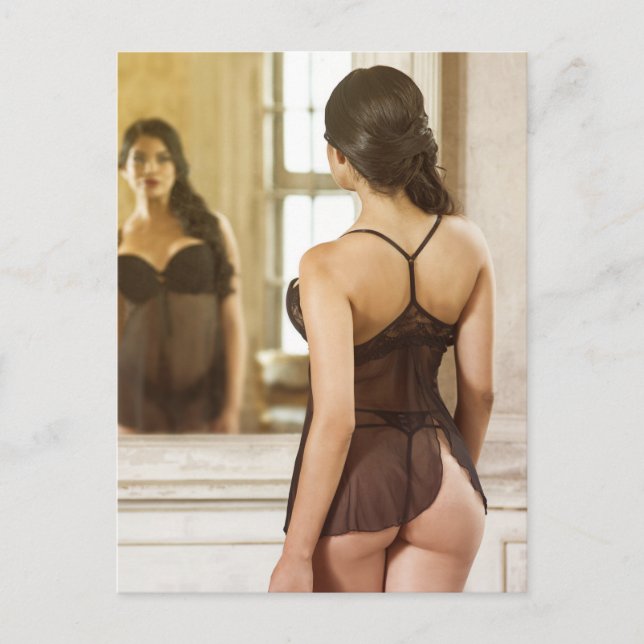 Carte postale d'une pin-up aux courbes généreuses (Devant)