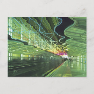 Carte Postale Éclairage néon dans le couloir de l'aéroport O'har