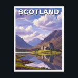 Carte Postale Écosse Highlands Château Voyage<br><div class="desc">Les Highlands écossais sont l'une des régions les plus époustouflantes et les plus belles du monde, connues pour leurs paysages spectaculaires, leurs lochs profonds, leurs montagnes imposantes et leur riche histoire. Couvrant la partie nord de l'Écosse, cette vaste zone peu peuplée abrite certains des plus célèbres merveilles naturelles du pays,...</div>
