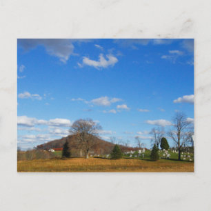 Carte Postale Église et cimetière sous un ciel bleu