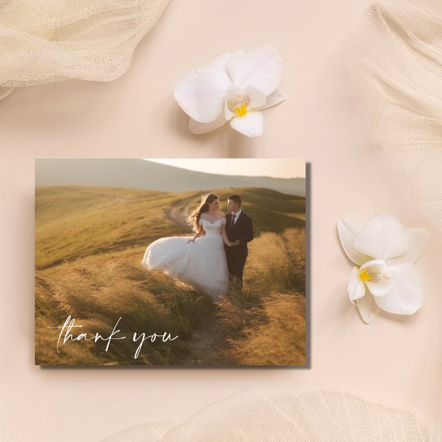 Carte Postale Élégant Mariage photo budget script Merci (Elegant Script Budget Photo Wedding Thank You Postcard)