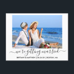 Carte Postale Élégante Calligraphie Se Marier Enregistrer La Dat<br><div class="desc">Moderne tendance Calligraphie Design Script Couple Photo Nous nous marions Enregistrer la date Fiançailles Carte postale</div>