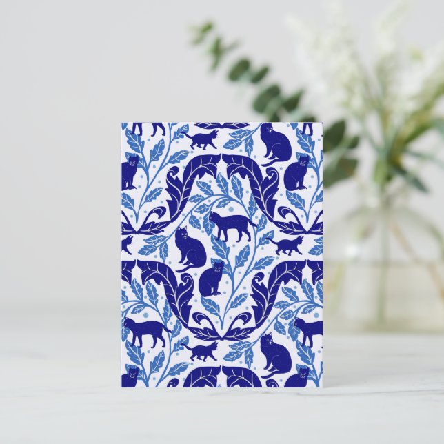 Carte Postale Élégante Chinoiserie Bleu noir chat-Whimsical (Debout devant)