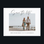 Carte Postale Élégante photo moderne Enregistrer la date<br><div class="desc">Mariage moderne enregistrer la carte postale date dans un script manuscrit design avec une photo préférée de vos photos fiançailles. Téléchargez votre photo et customisez l'avant avec vos coordonnées de mariage à venir. Ajoutez votre adresse de retour, votre date de mariage et votre message personnalisé à l'arrière de la carte...</div>