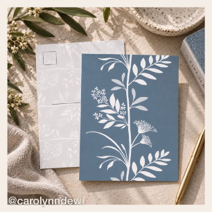 Carte Postale Élégante silhouette de fleur sauvage bleu poussiér