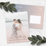 Carte Postale Élégante superposition photo Mariage rose clair Om<br><div class="desc">Cartes postales Ombre Light Blush Pink & Dusty Mariage Photo Overlay Merci. Ce design mariage moderne ou tout type d'événement Merci Postcard est simple et minimal avec un dégradé de couleur assez sombre et des polices de script de calligraphie signature tendance. Ajoutez votre photo de mariage personnalisée à l'avant pour...</div>