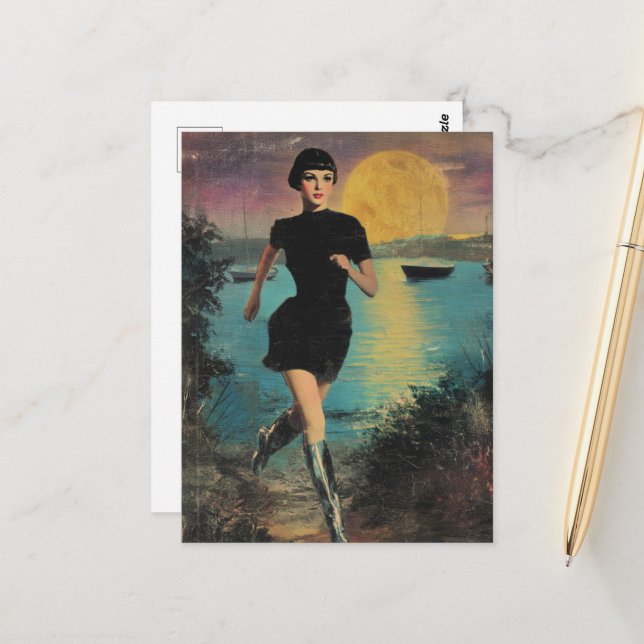 Carte Postale Elle tourne sur la plage dans une robe noire botte (Devant/Arrière en situation)