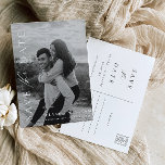 Carte Postale Ellesmere Modern Minimalist Photo Enregistrer La D<br><div class="desc">L'Ellesmere Wedding save the date card présente un design minimaliste moderne avec une police de caractères manuscrite sur un arrière - plan blanc pour un look simple et épuré. Les en-têtes de script sont une image qui ne peut pas être modifiée. Tous les autres textes sont entièrement modifiables. Pour une...</div>