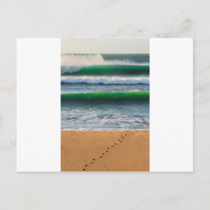 Carte Postale Empreintes de surfeur sur la plage de sable et vag