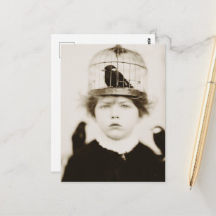 Carte Postale Enfant avec chapeau de cage à oiseaux Photographie