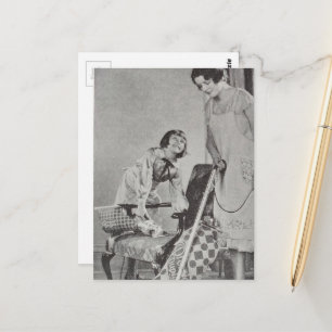Carte Postale Enfant et mère faisant le ménage en aspirateur Noi