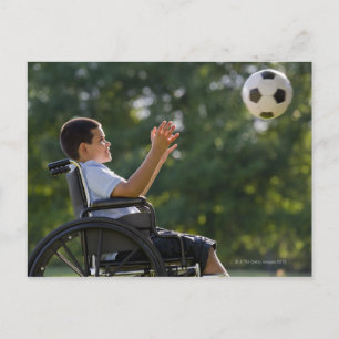 Carte Postale Enfant hispanique, 8 ans, en fauteuil roulant avec
