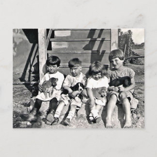 Carte postale Enfants avec chiots