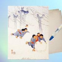 Enfants japonais roulant de grandes boules de neig