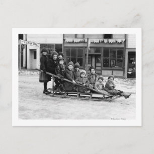 Carte Postale Enfants jouant sur la neige dans le vent