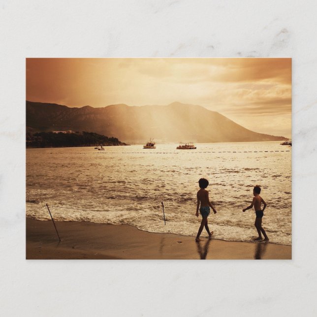 Carte Postale Enfants jouant sur la plage dans les tons sépia (Devant)