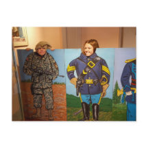 Enfants posant avec des découpes d'uniforme milita
