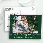 Carte Postale Enregistrer La Date Calligraphie Se Marier Vert<br><div class="desc">Calligraphie moderne tendance Script Couple Photo Nous nous marions Enregistrer la date Fiançailles Carte postale - Forest Green</div>