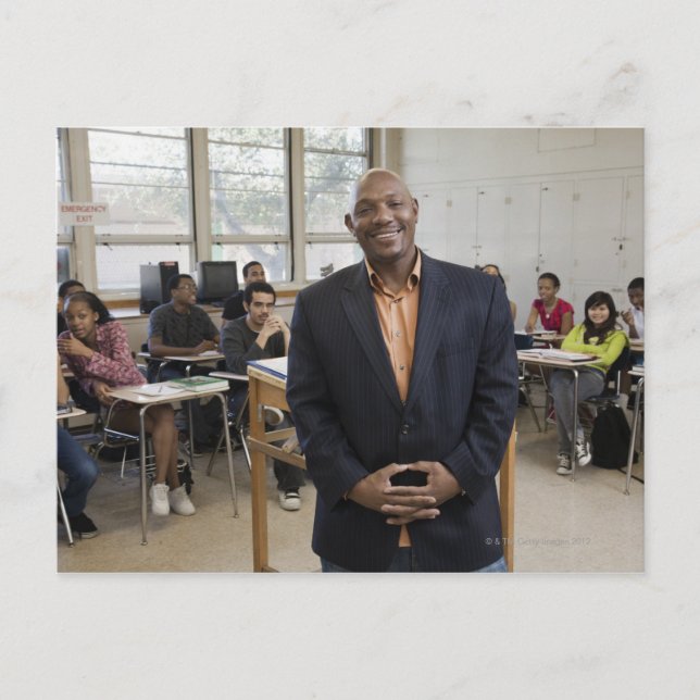 Carte Postale Enseignant en classe avec étudiants (Devant)