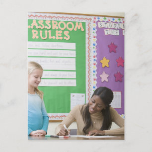 Carte Postale Enseignant note des filles papier dans la salle de