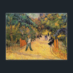 Carte Postale Entrée du Parc Public par Vincent van Gogh<br><div class="desc">Entrée du Parc Public d'Arles par Vincent van Gogh est un tableau de la vie quotidienne vintage de post impressionnisme d'art, avec des gens lisant des journaux et assis sur des bancs dans le parc public d'Arles, France. Un chemin arboré mène au parc et aux jardins avec une clôture et...</div>