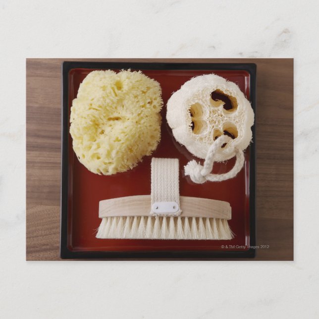 Carte Postale Éponge, loofah, brosse sur plateau rouge (Devant)