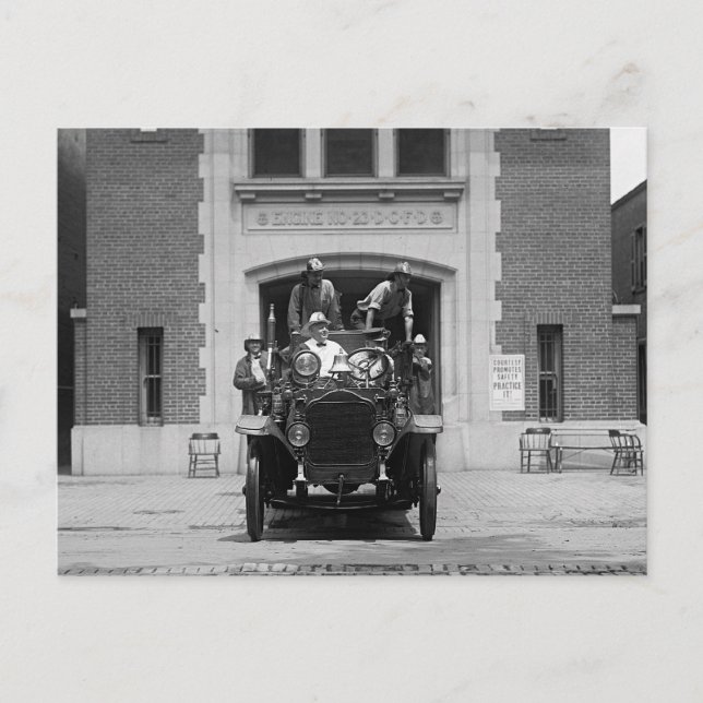 Carte Postale Équipage des moteurs d'incendie à Firehouse, 1925 (Devant)