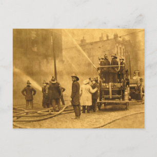 Carte Postale Équipage d'incendie en action - Vintage