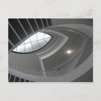 Carte Postale Escalier fou qui regarde