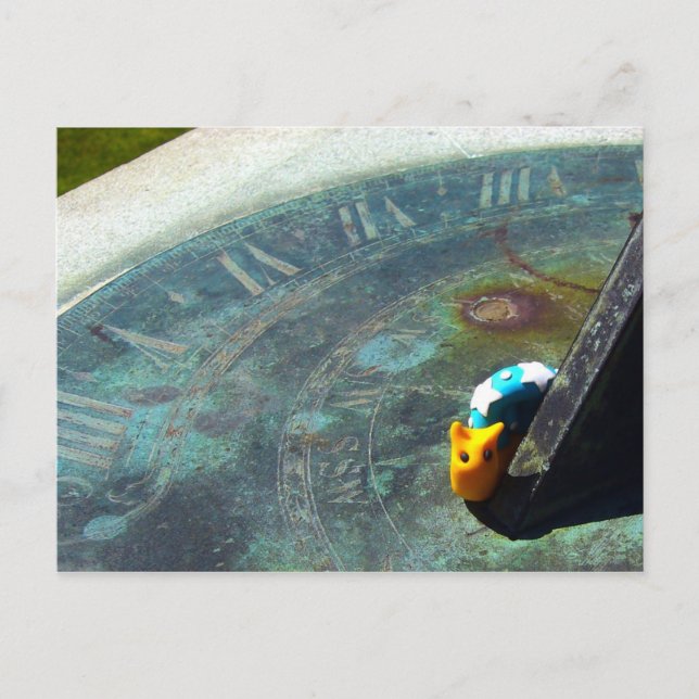 Carte Postale Escargot jaune visitant un cadran solaire (Devant)