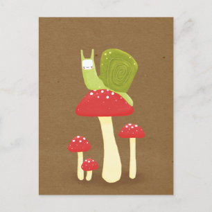 Carte Postale Escargot vert sur champignons mouchetés rouges