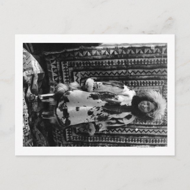 Carte Postale Eskimo Girl portant des vêtements de fourrure Alas (Devant)