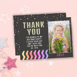 Carte Postale Étoiles colorées Fille Merci d'anniversaire Photo<br><div class="desc">Stars Colorés Fille Anniversaire Merci Photo Carte Postale. La carte a des étoiles colorées et des vagues sur l'avant et l'arrière sur l'arrière - plan gris foncé. Super comme carte de remerciements pour les filles. Joli carte de remerciements d'anniversaire avec une photo et merci note pour vos amis et votre...</div>