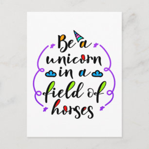 Carte Postale Être une licorne dans un champ de chevaux Typograp