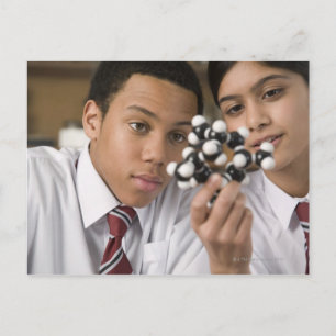 Carte Postale Étudiants qui étudient le modèle moléculaire