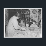 Carte Postale Fabrication de tarte avec enfants photo vintage 19<br><div class="desc">Magnifique photo vintage d'une femme enseignant aux enfants à faire de la croûte à tarte, prise à la fin des années 1930. Les enfants regardent attentivement pendant que la femme presse la croûte à tarte dans la poêle, avec cuisine vintage dans l'arrière - plan. Histoire classique de la cuisson !...</div>