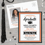 Carte Postale Faire-part 1 Photo Orange and Black Graduation Enregistrer la<br><div class="desc">Partagez les nouvelles joyeuses de votre prochaine fête de remise de diplômes ainsi qu'une photo préférée avec ces orange, noir et blanc enregistrer les invitations de la carte postale date. Photo et tout le texte sont simples à customiser. (CONSEIL EN MATIÈRE DE PLACEMENT D'IMAGE : Une façon simple de centrer...</div>