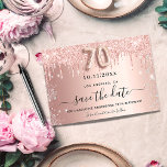 Carte Postale Faire-part 70e anniversaire rose parties scintillant enregist<br><div class="desc">Une femme Enregistrer la carte Date pour une fête de 70e anniversaire. arrière - plan rose à dégradé d'or décoré avec de l'or rose et des gouttes de parties scintillant faux argent. Personnalisez et ajoutez une date et un nom/texte. Le texte : Save the Date est écrit avec un grand...</div>