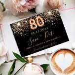 Carte Postale Faire-part 80e anniversaire noir rose or enregistrer la date<br><div class="desc">Une fille et tendance Enregistrer la date pour une fête de 80e anniversaire. Un arrière - plan noir décoré de parties scintillant en faux or. Modèles pour une date, un nom et un texte. Lettres de couleur dorée. Le texte : Save the Date est écrit avec un grand script de...</div>