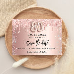 Carte Postale Faire-part 80e anniversaire rose or argent enregistrer la dat<br><div class="desc">A Save the Date pour une fête de 80e anniversaire. arrière - plan rose à dégradé d'or décoré avec de l'or rose et des gouttes de parties scintillant faux argent. Personnalisez et ajoutez une date et un nom/texte. Le texte : Save the Date est écrit avec un grand script de...</div>