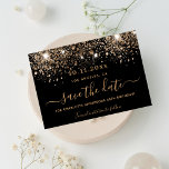 Carte Postale Faire-part Anniversaire noir parties scintillant d'or scintil<br><div class="desc">Une fille et tendance Enregistrer la carte Date pour une fête d'anniversaire. Un arrière - plan noir décoré de parties scintillant en faux or brille. Personnalisez et ajoutez une date et un nom. Lettres de couleur dorée. Le texte : Save the Date est écrit avec un grand script de style...</div>