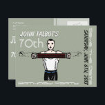 Carte Postale Faire-part Bodybuilding Rétro 70e Anniversaire Enregistrez la<br><div class="desc">Illustration vintage de musculation. Enregistrez la date de 70e anniversaire personnalisable. Vous pouvez facilement modifier le texte (police,  taille,  couleur et position) et la couleur de fond en cliquant sur le bouton Personnaliser. N'oubliez pas toute la collection d'illustrations vintage pour l'anniversaire.</div>