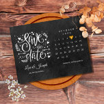 Carte Postale Faire-part Calendrier Gold Heart Chalkboard Enregistrer la da<br><div class="desc">Ce boho save the date card dispose d'un calendrier et joli coeur d'amour en or mettant en évidence votre date spéciale sur un arrière - plan de tableau noir. Le verso contient des détails supplémentaires sur la date, y compris votre site Web mariage, avec votre adresse de retour et l'espace...</div>