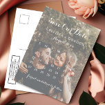 Carte Postale Faire-part Calendrier photo rose Gold Citrouille Enregistrer<br><div class="desc">Ce mariage photo élégant, minimaliste et moderne, à l'exception de la carte de date, est parfait pour le couple contemporain. Il présente une typographie blanche, mignonne et chic, avec un calendrier au-dessus d'une photo de long-métrage romantique du beau couple. Il comprend également un citrouille rose rose en or imprimé qui...</div>