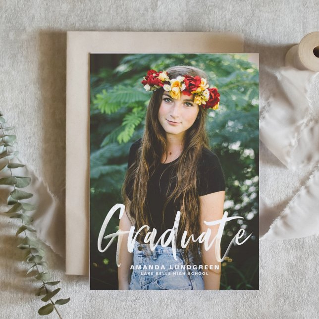 Carte Postale Faire-part Calligraphie de pinceau rustique Diplôme photo (Customizable photo graduation announcement postcard featuring white brush lettering. )