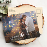 Carte Postale Faire-part Calligraphie moderne Mariage Enregistrer La Date P<br><div class="desc">La calligraphie moderne avec queue escarpée et votre faire-part photo préféré enregistrer la carte postale date.</div>